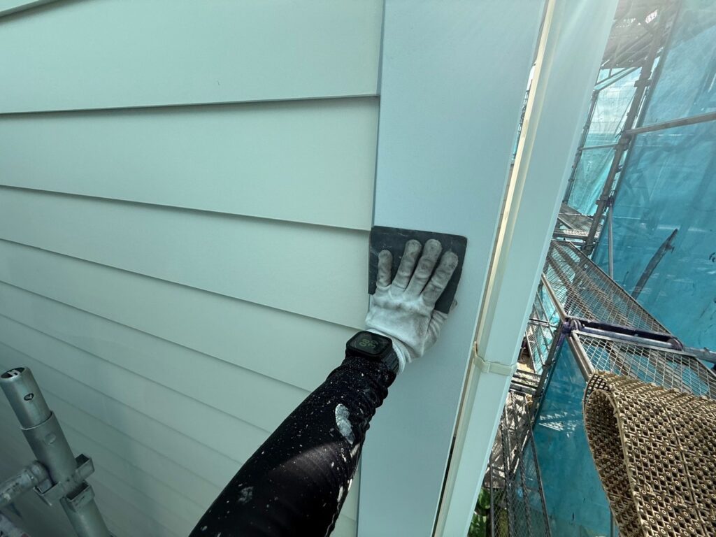 モール：ケレン<br />
（ケレンとは、塗料との密着を良くするために、専用の道具にて細かい傷をつける下地調整です。）